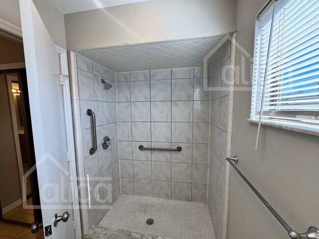 Photo - 1147 Manitoba St