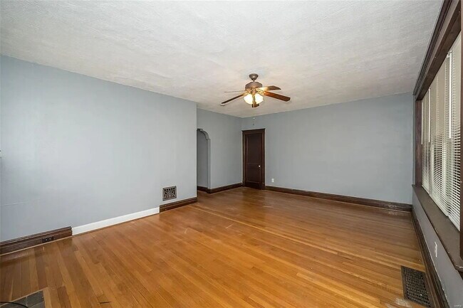 Photo - "Charming 2-Bed Duplex Retreat on Pennsylvania Ave – Spacious 1170 Sq Ft in Vibrant St. Louis!"