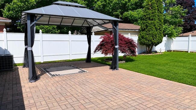 Photo - 25038 Chernick St