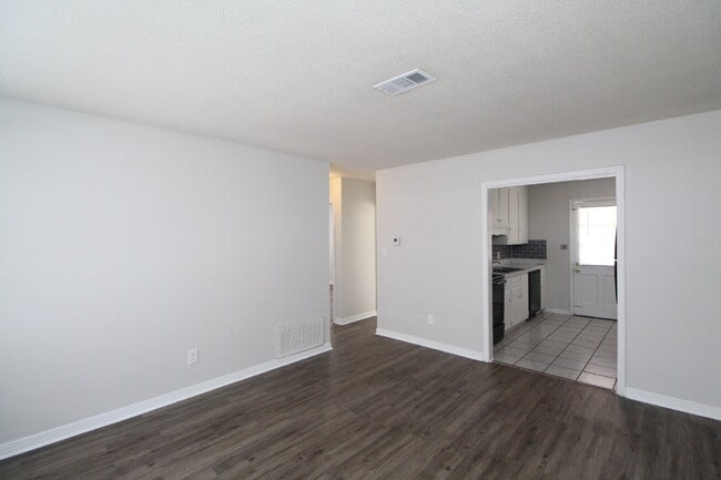 Photo - North Pensacola 2BR Duplex Near UWF & I-10 with All-Electric Living, Eat-In Kitchen & Washer/Drye... Unidad I1