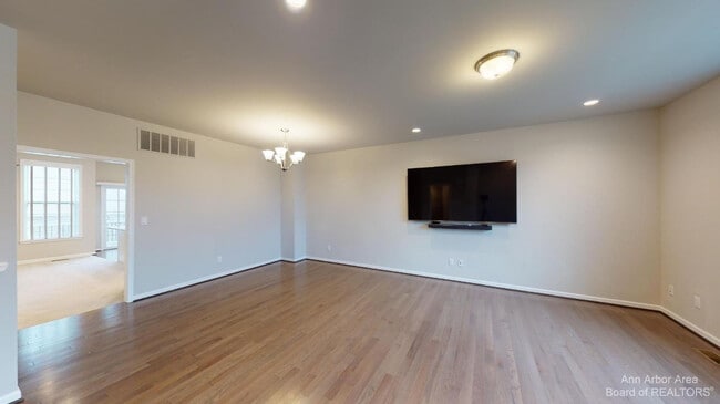 Photo - 2794 Ashcombe Dr.