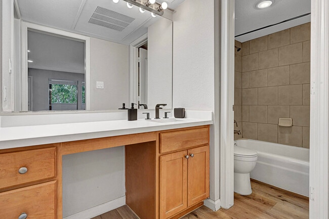 Photo - 740 Oakmont Ave
