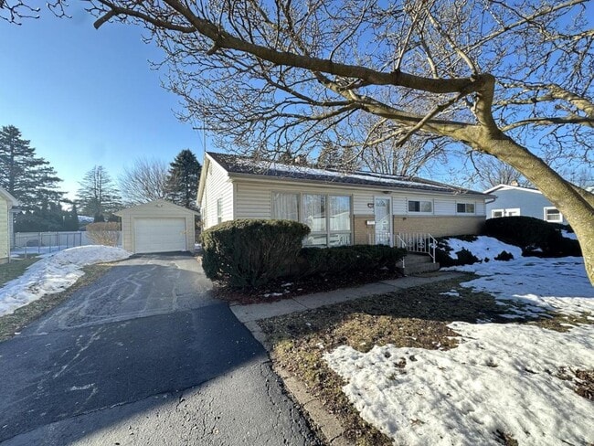 Building Photo - 1368 Spruce Ave