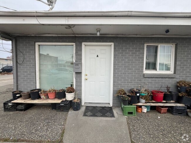 Building Photo - 928 W Ruby St Unit A Rental