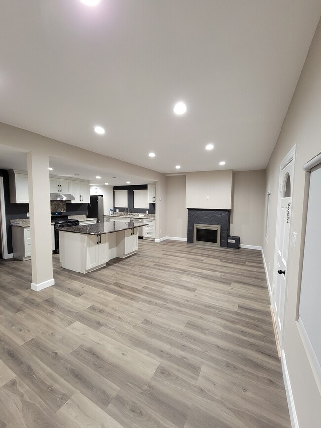 Building Photo - 1037 S Kenmore Ave Rental