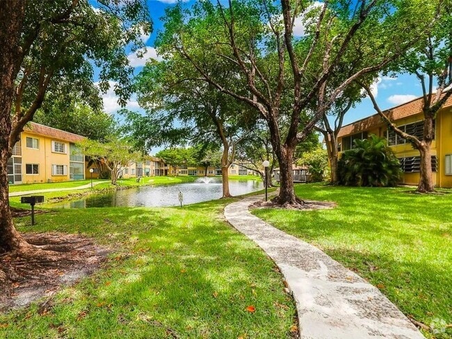 Building Photo - 5120 SW 40th Ave Unit 24A Rental