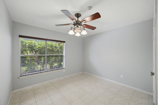 Photo - "Chic Urban Living: Spacious 2-Bed, 2-Bath Townhouse in Houston's Heart!" Unit B