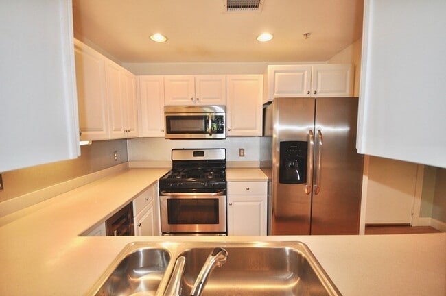 Building Photo - 340 Bunker Hill St Unit 1E