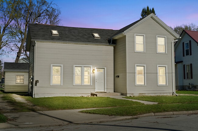 Photo - 320 Edward St