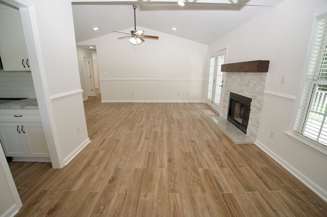 Photo - 210 Hayden Pl