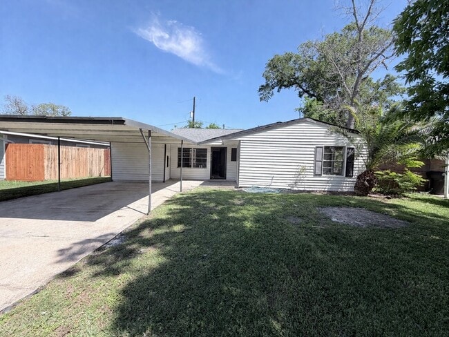 Building Photo - 8115 Redfern Dr