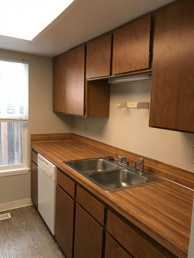 Building Photo - Updated 2 BR / 1.5 BA End Unit – Private Yard & Fresh Interior!