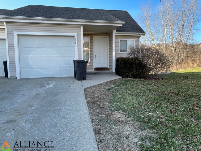Building Photo - West Side Townhome!
