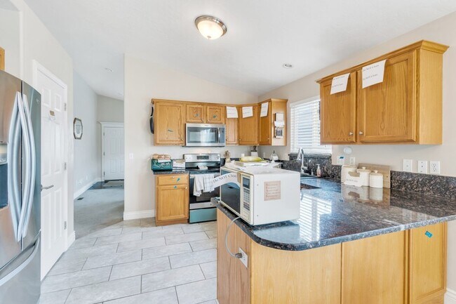 Photo - 874 W 200 N St