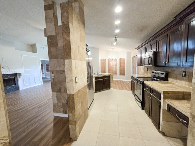 "Charming 3-Bedroom Home with 2 Full Baths in Lakeland – Spacious 1514 Sq Ft Haven!"