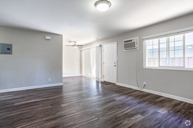 2BR, 1BA - 808 SqFt