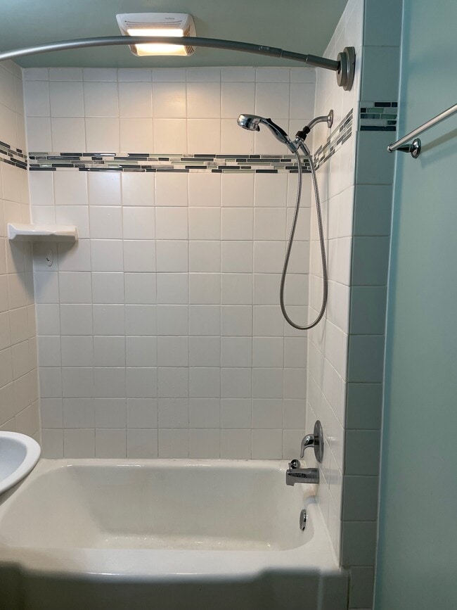 Baño - 89 Dick Ave Unidad 1