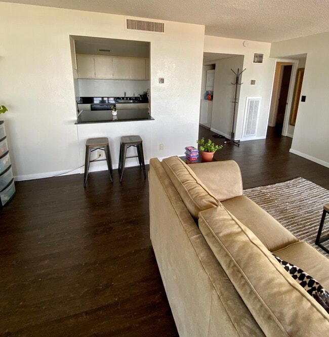 Photo - 450 W 7th St