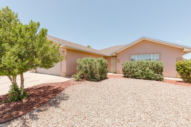 Spacious 4 Bedroom 2 Bath Home near Shopping - Spacious 4 Bedroom 2 Bath Home near Shopping