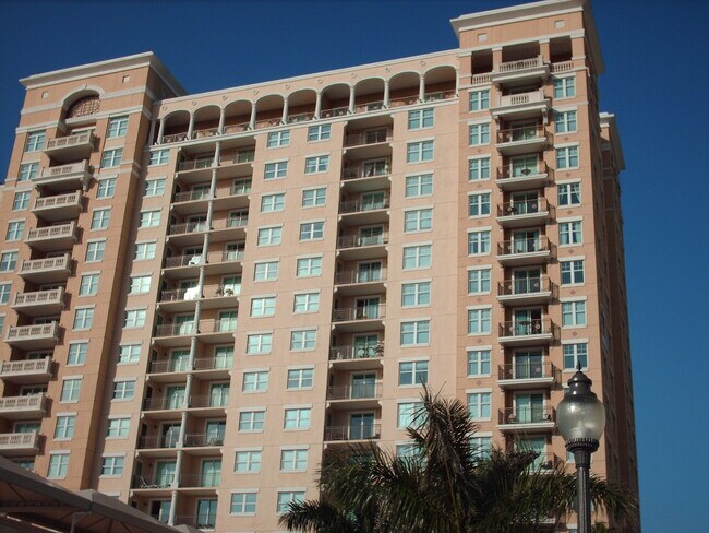 Vista desde el este - Renaissance Condominiums