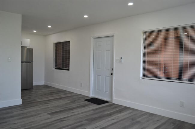 Building Photo - 940 NW 8th Ave