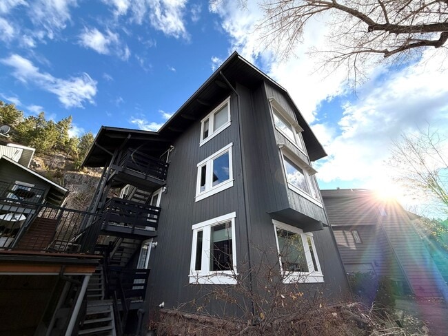 Building Photo - Stunning 2 Bed 1 Bath Condo Close to Downt...