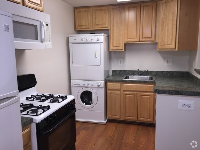 Kitchen - Edgewood Park Apartments