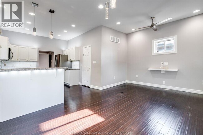 Photo - 1672 Elgin St