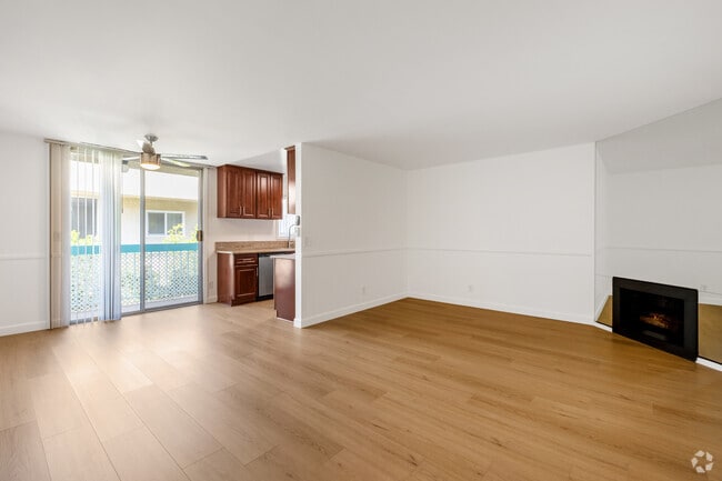 1BD, 1BA - 647SF - Living Room