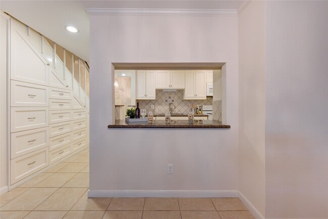Photo - 2232 S Piney Point Rd Unidad 110