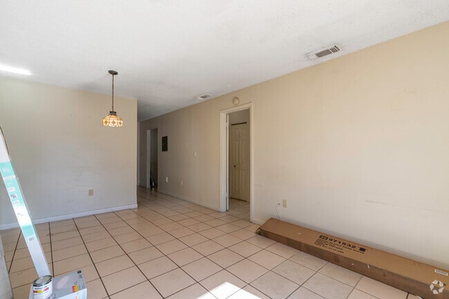 3BR, 2BA - 980SF -Living/Dining Room