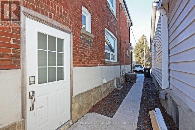 Photo - 15 Denison Rd W