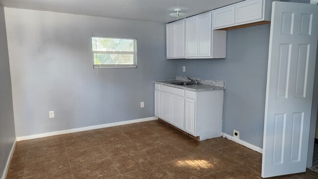 Building Photo - 2252 Maple Ave Unit #2
