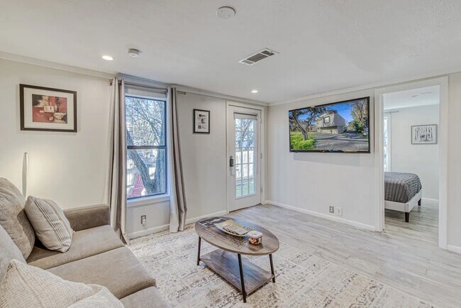 Photo - 208 Lessin Ln