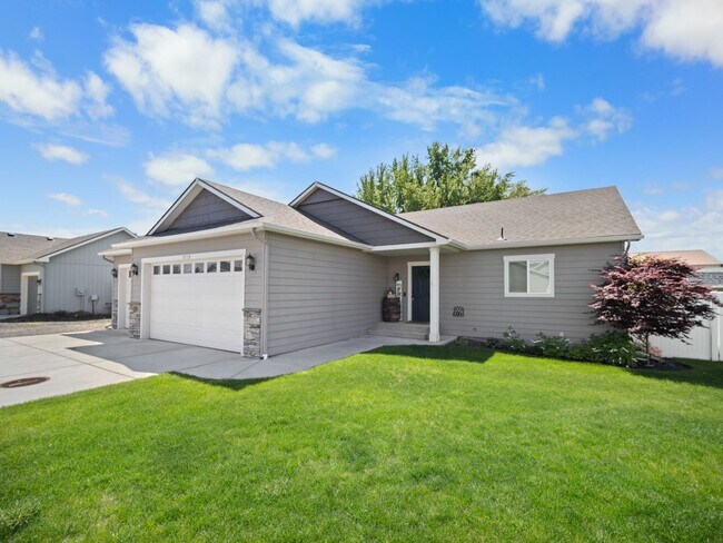 Photo - Beautiful home 5MILE/Big Yard & Garage