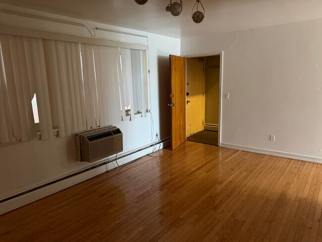 3600 Charles Ct Unit 10