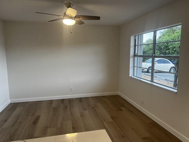 609 NE 6th Ct Unit B