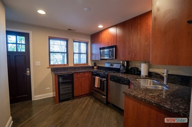 Photo - 2104 W Roscoe St Unit 2