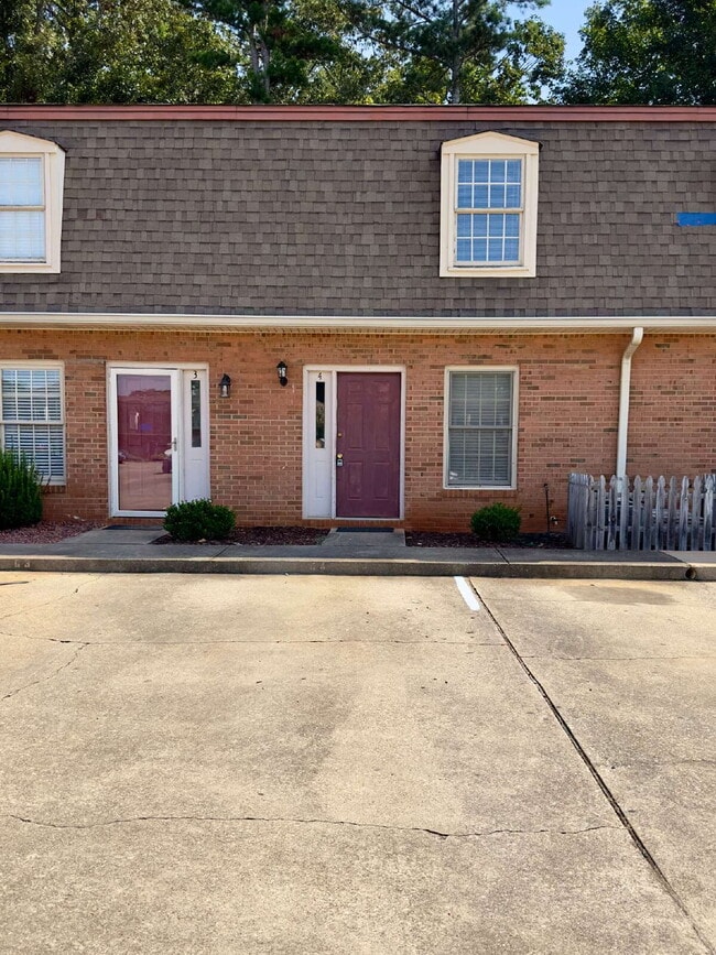 Building Photo - Charming 2 Bed 1.5 Bath! Rental