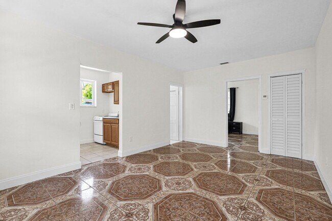 Photo - 160 NW 45th St