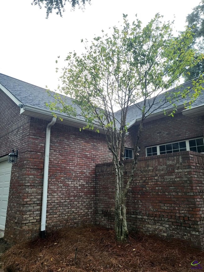 Photo - 406 Royal Crest Cir