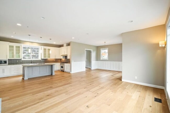 Photo - 307 NW Meridian Ridge Ct