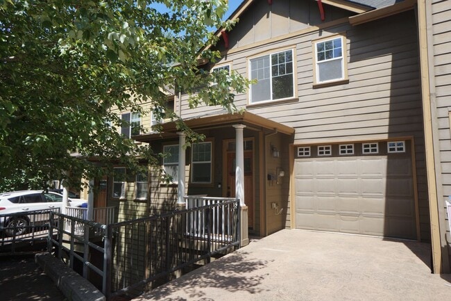 Building Photo - Spectacular SW Portland 3 bedroom Townhouse - APPLICATION PENDING