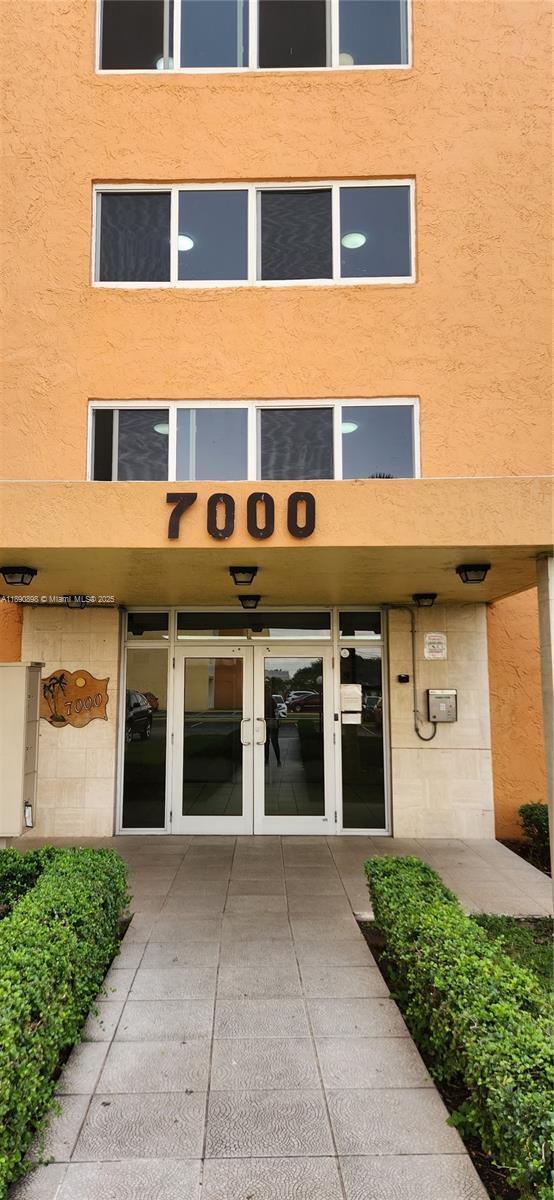 Building Photo - 7000 NW 186th St Unit 4-324