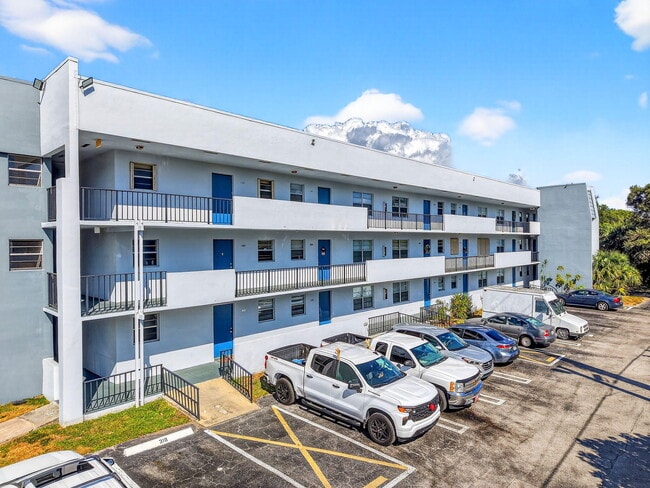 Building Photo - 1630 Embassy Dr Unit 207