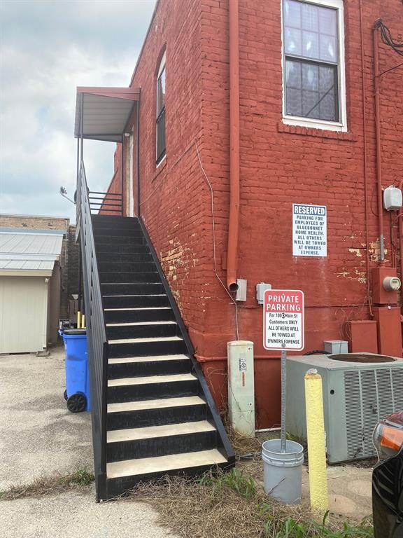 1005 Main St