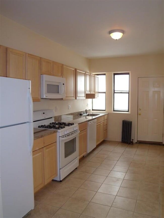 Building Photo - 217 Highland Ave Unit 2
