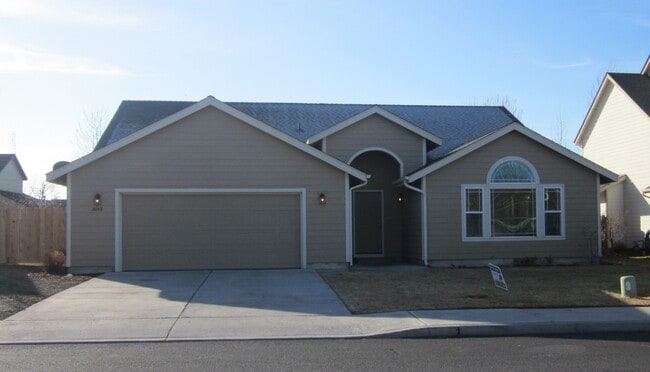 3 Bedroom Single Level Home in NW Redmond - 3 Bedroom Single Level Home in NW Redmond