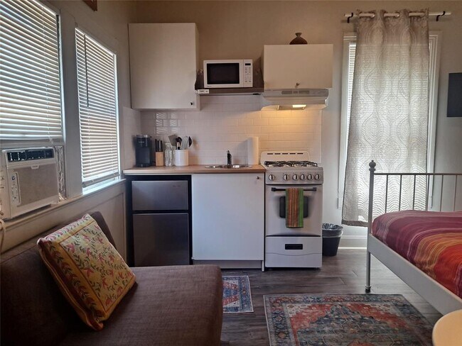 Building Photo - 1906 San Gabriel St Unit 9