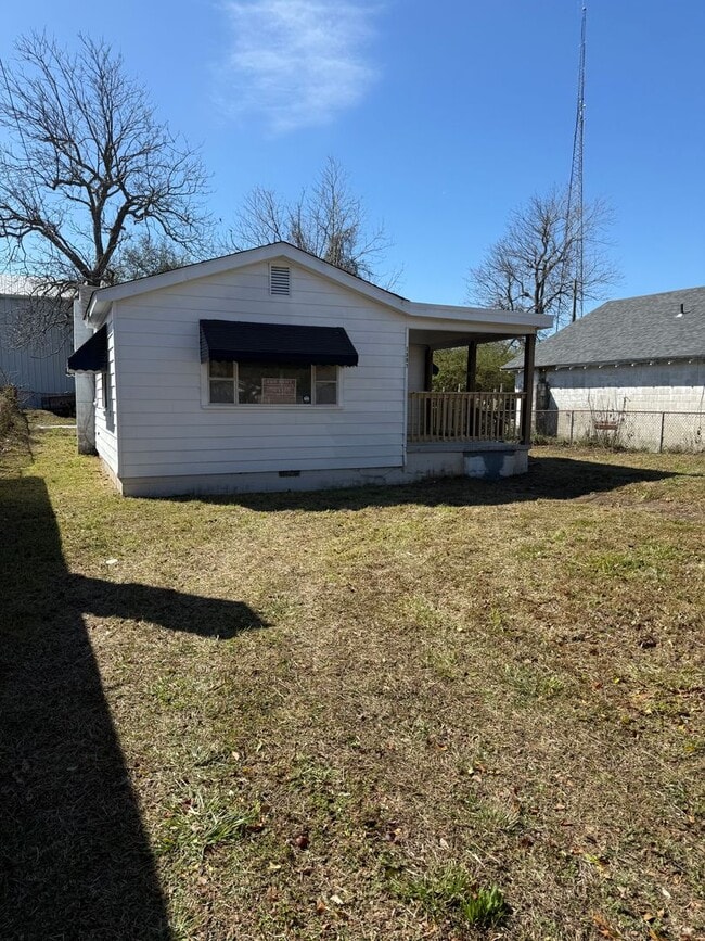 Building Photo - 2 bedroom home in Historic Downtown Walking District of Morehead City with fenced in yard